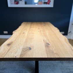 Tischplatte-Eiche-Leimholz-beidseitige-Baumkante-Astlöcher-schwarz-verfüllt